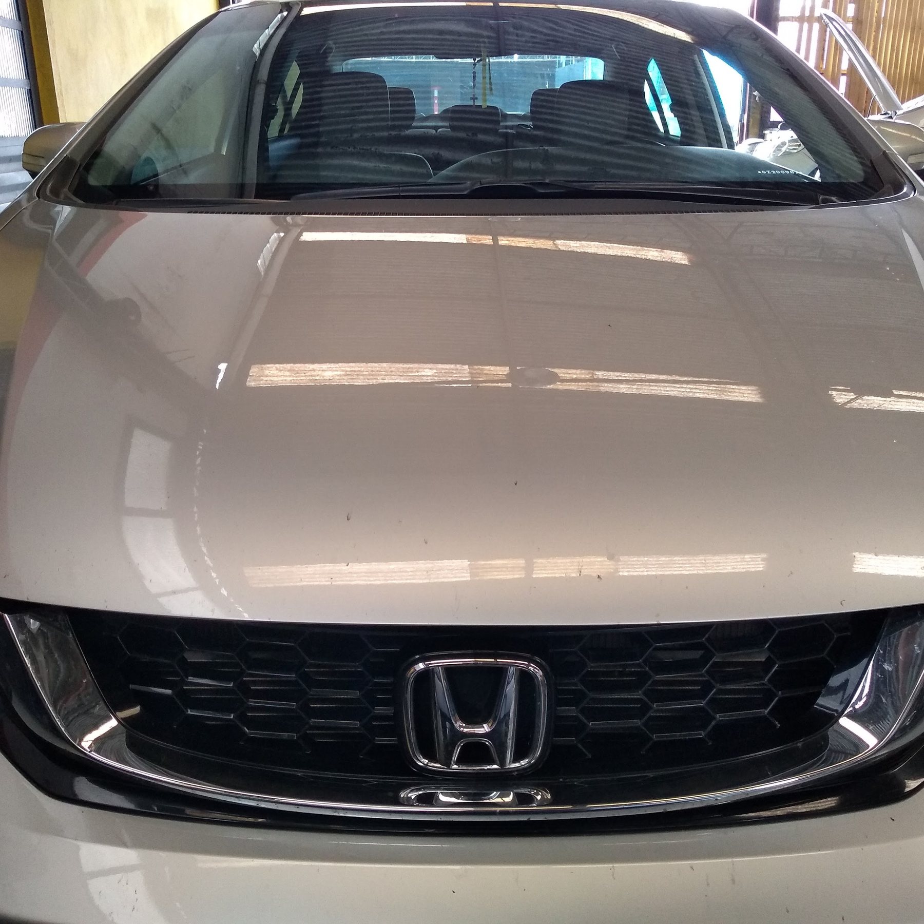 Honda Civic prata dentro da oficina